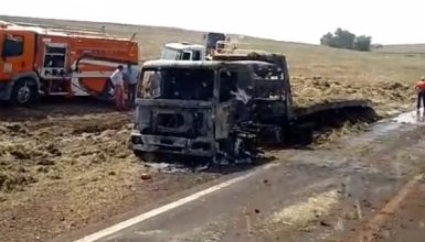 Imagem referente a Caminhão guincho é completamente destruído pelas chamas em incêndio na PR-585