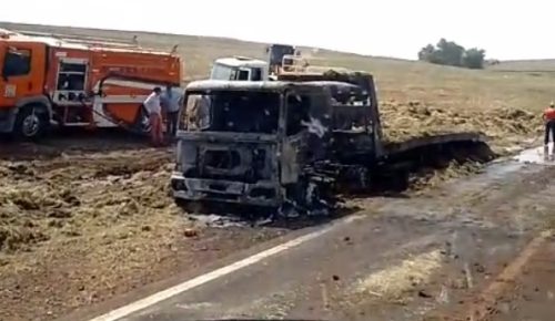 Imagem referente a Caminhão guincho é completamente destruído pelas chamas em incêndio na PR-585