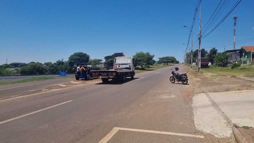 Carro e moto se envolvem em colisão na saída da PRc-467 para a via marginal