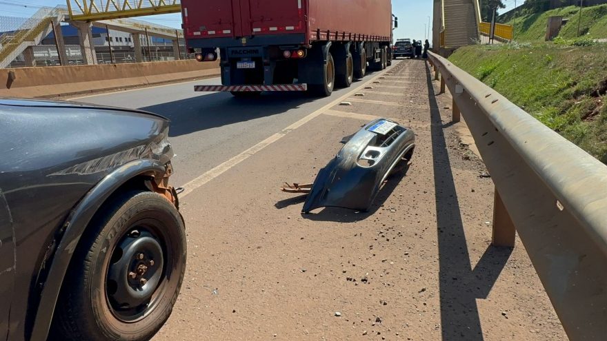 Carro e caminhão se envolvem em colisão na saída no Trevo Cataratas