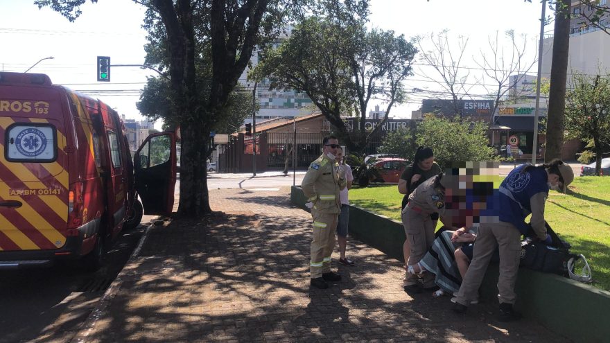 Idosa é socorrida após sofrer queda no Centro