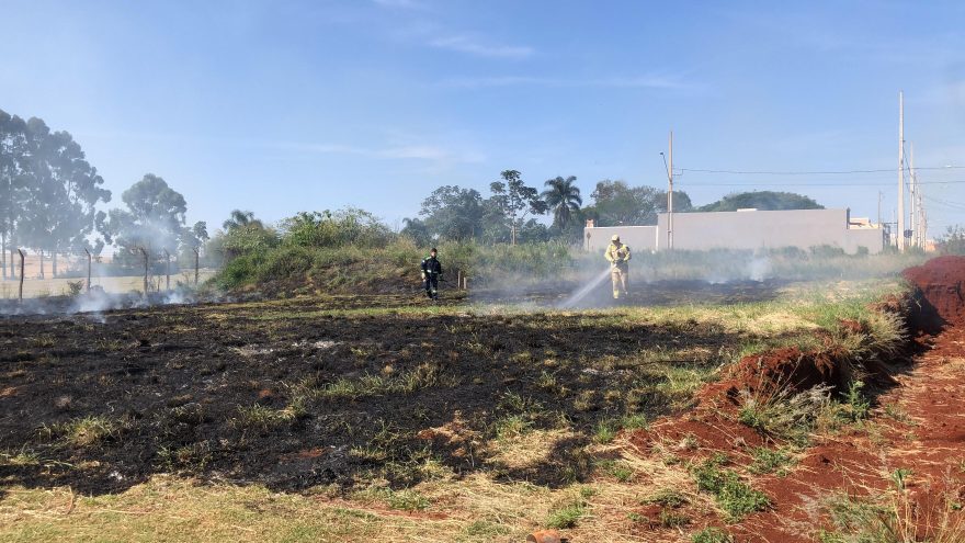 Corpo de Bombeiros combate grande incêndio em vegetação na Rua João Rotta