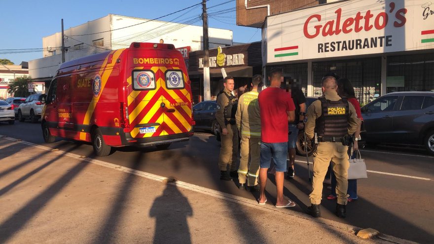 Motociclista fica ferido após colisão com Civic na Avenida Brasil