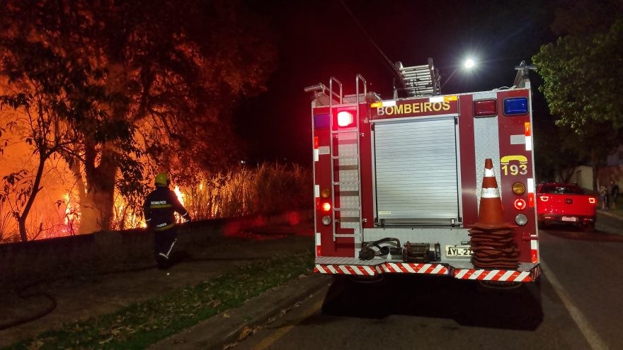 Corpo de Bombeiros combate incêndio em canavial no Bairro Coqueiral