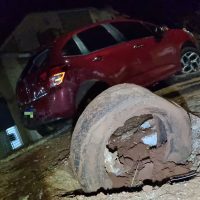 Imagem referente a Carro quase invade condomínio na Rua Guilherme Piovesan