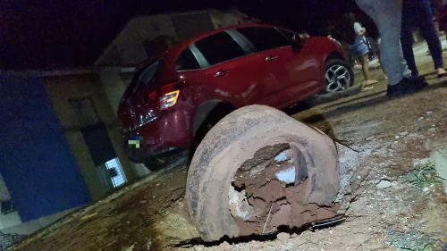 Imagem referente a Carro quase invade condomínio na Rua Guilherme Piovesan