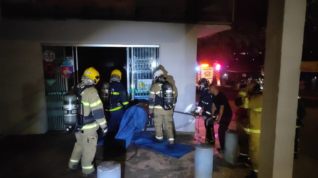 Corpo de Bombeiros combate incêndio em mercado no Guarujá