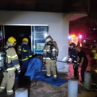 Imagem referente a Corpo de Bombeiros combate incêndio em mercado no Guarujá