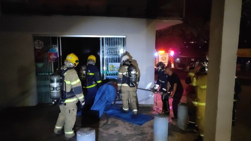 Imagem referente a Corpo de Bombeiros combate incêndio em mercado no Guarujá