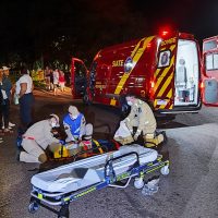 Imagem referente a Entregador fica ferido em forte colisão entre carro e moto na Adolfo Garcia