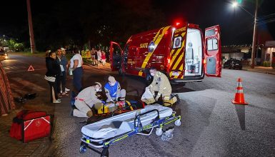 Imagem referente a Entregador fica ferido em forte colisão entre carro e moto na Adolfo Garcia