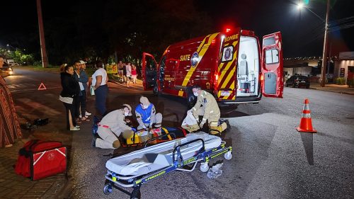 Imagem referente a Entregador fica ferido em forte colisão entre carro e moto na Adolfo Garcia