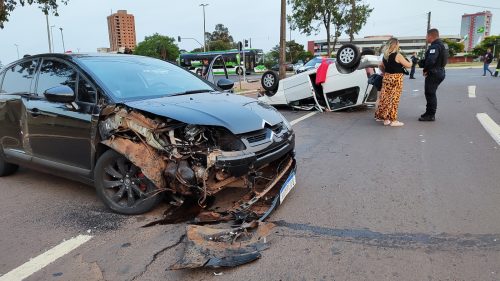 Imagem referente a Uno capota após colidir com C4 na Praça da Bíblia; três da mesma família ficam feridos