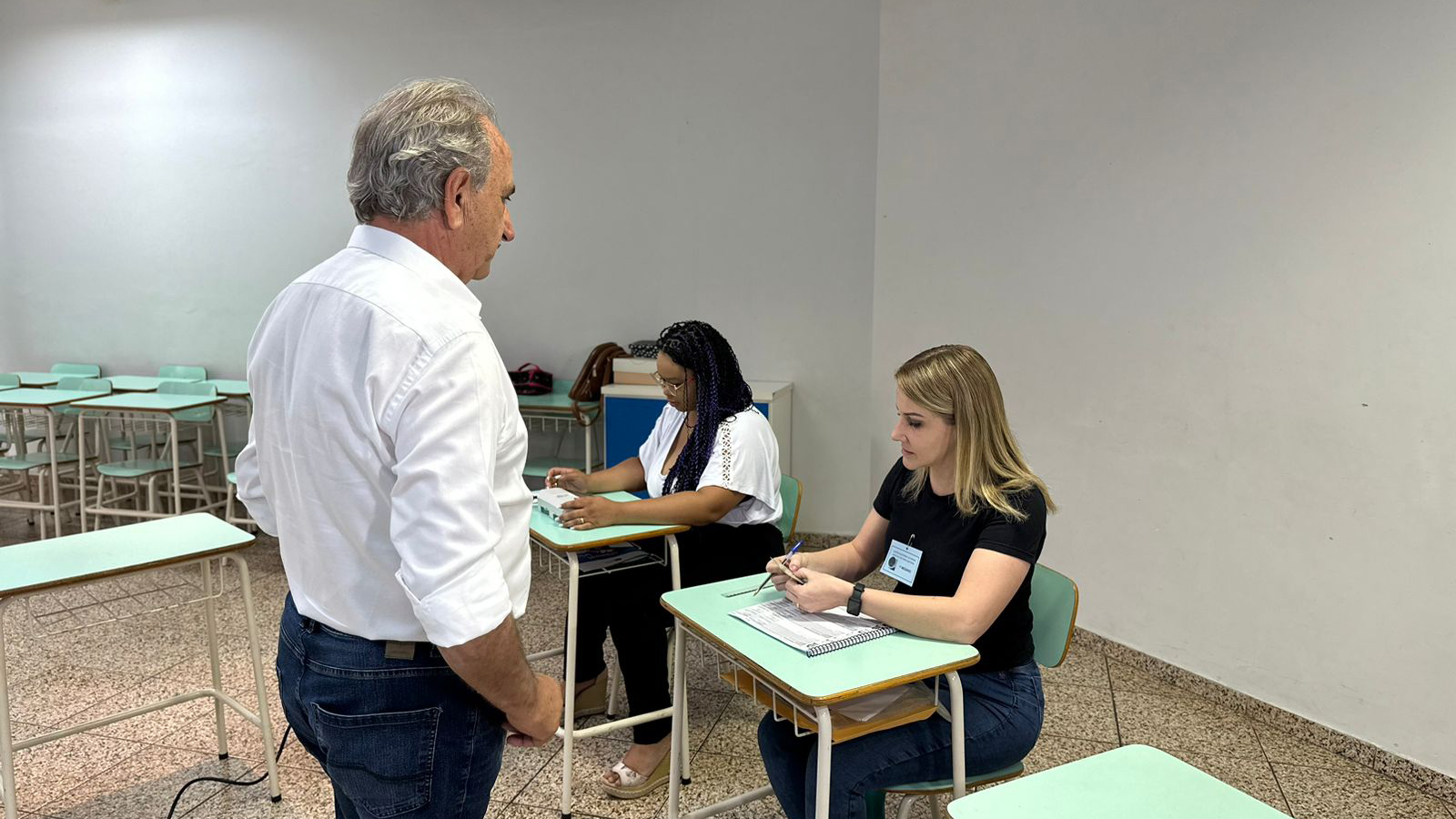 Candidato Renato Silva (PL) registra voto acompanhado da família no Colégio Ideal Candidato Renato Silva (PL) registra voto acompanhado da família no Colégio Ideal