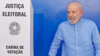 Lula vota em São Bernardo e diz que é hora de 