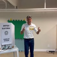 Imagem referente a Leonaldo Paranhos registra voto no Colégio Marista e fala sobre expectativa para o futuro de Cascavel