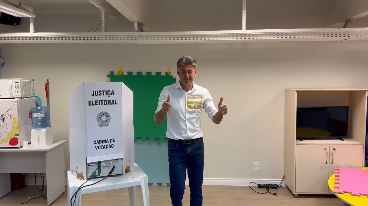 Leonaldo Paranhos registra voto no Colégio Marista e fala sobre expectativa para o futuro de Cascavel Leonaldo Paranhos registra voto no Colégio Marista e fala sobre expectativa para o futuro de Cascavel