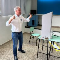 Imagem referente a Edgar Bueno (PSDB) registra voto e busca retornar à prefeitura de Cascavel