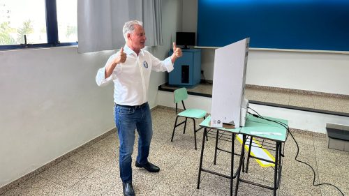 Imagem referente a Edgar Bueno (PSDB) registra voto e busca retornar à prefeitura de Cascavel