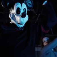 Imagem referente a É filme de criança? Slasher com Mickey Mouse ganha trailer no Brasil