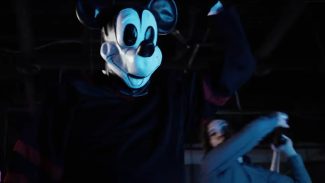É filme de criança? Slasher com Mickey Mouse ganha trailer no Brasil