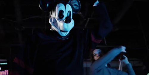 Imagem referente a É filme de criança? Slasher com Mickey Mouse ganha trailer no Brasil