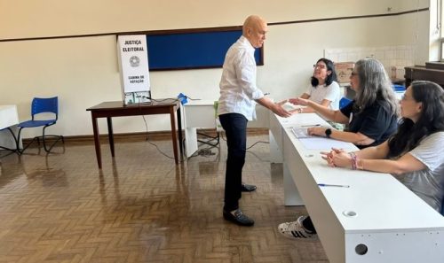 Imagem referente a Sem falar com a imprensa, Alexandre de Moraes vota em São Paulo