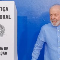 Imagem referente a Lula vota em São Bernardo e diz que é hora de 