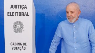 Lula vota em São Bernardo e diz que é hora de 