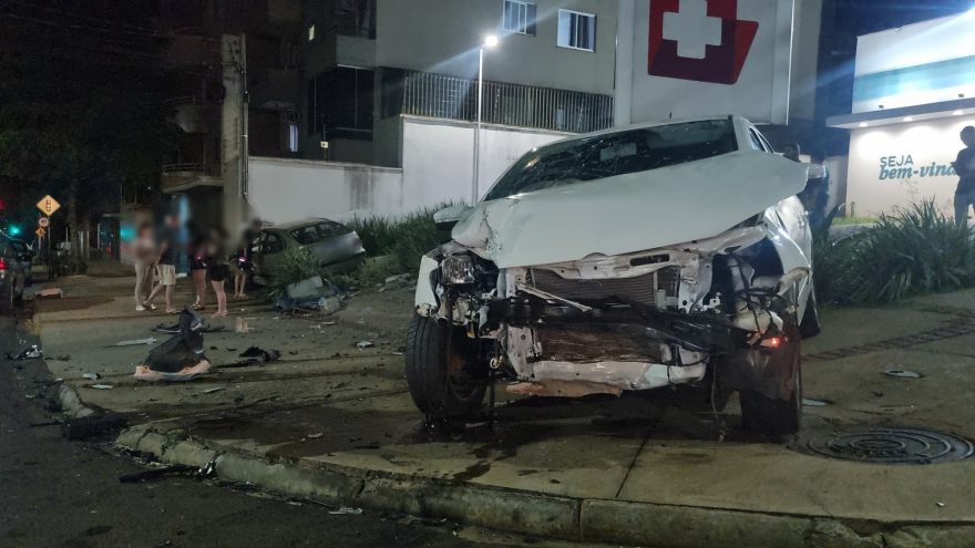 Cacetada! Megane e Gol se envolvem em acidente no Centro
