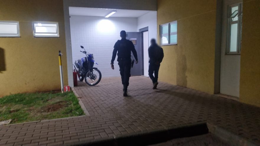 Jovem é detido por violência doméstica no Cataratas