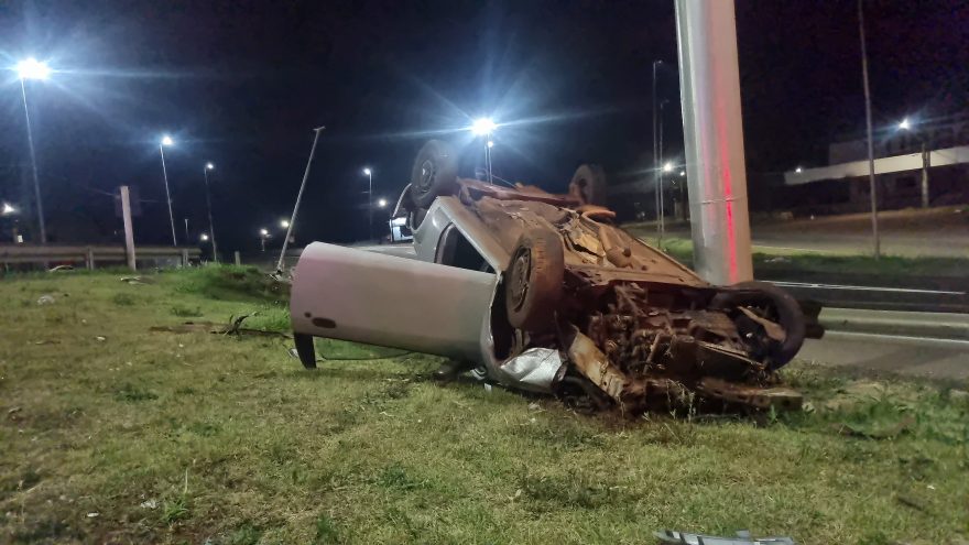 Mulher fica ferida em capotamento no Trevo Cataratas