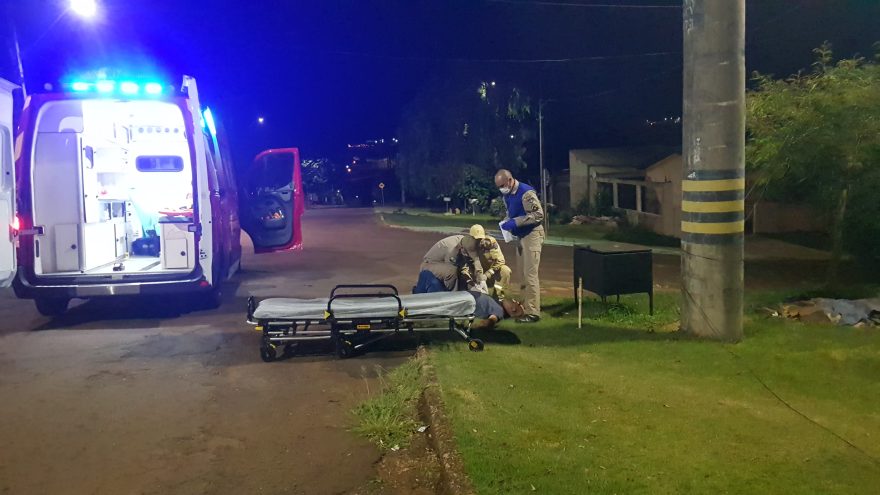 Motociclista enrosca em fio solto no meio da rua e tem lesão no pescoço