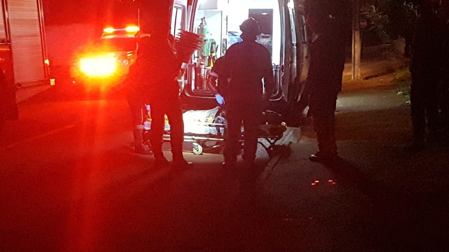 Homem surta, sobe em telhado de residência com faca e precisa ser contido