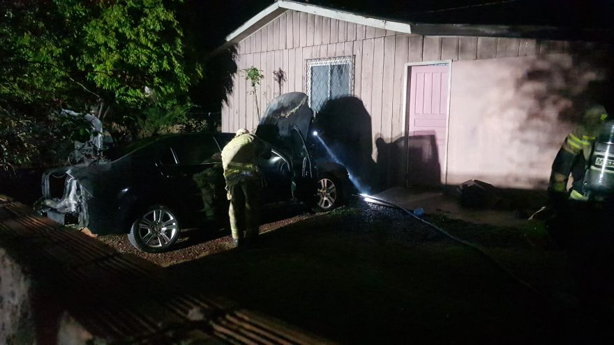 Veículo pega fogo em pátio de residência e chamas quase se espalham para imóvel