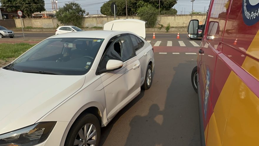 Colisão entre carro e patinete é registrada na Avenida Piquiri