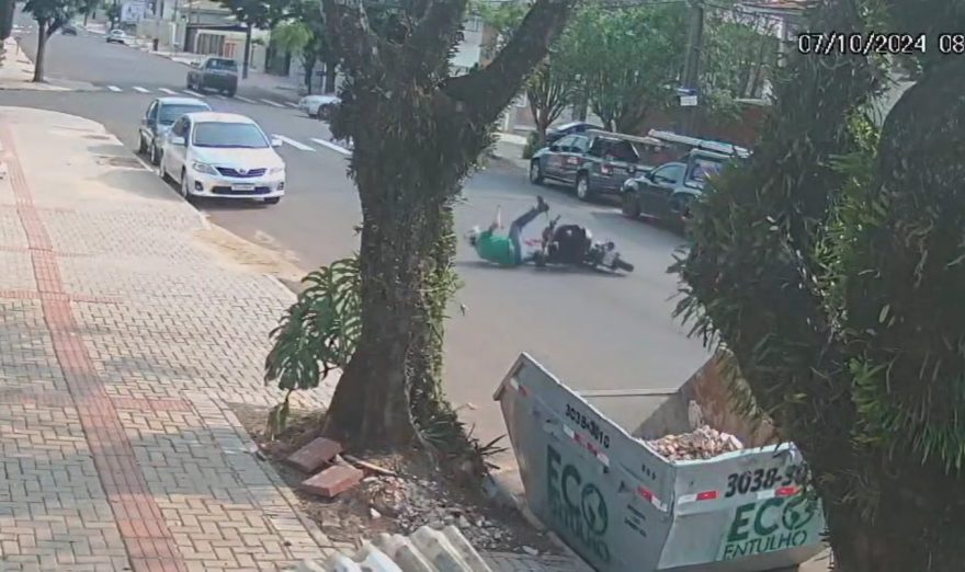 Vídeo: Motociclista é arremessado à via após colisão traseira com caminhonete