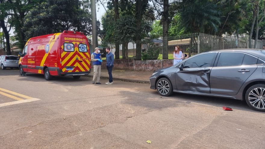 Bombeiros atendem vítima de acidente no Bairro Country