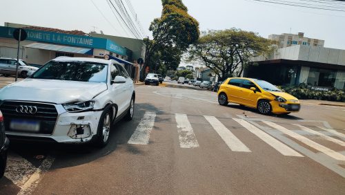 Imagem referente a Colisão entre Audi Q3 e Fiat Punto é registrada na Rua Mato Grosso