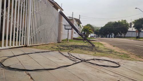 Imagem referente a Carreta arranca poste elétrico na Rua Hyeda Baggio Mayer