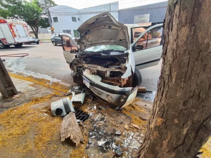 Imagem referente a Carro se choca com árvore em Apucarana e motorista é encaminhado ao Hospital 