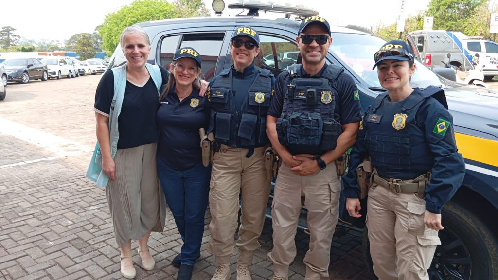 Semana da criança: PRF leva alegria para pequenos internados no HUOP