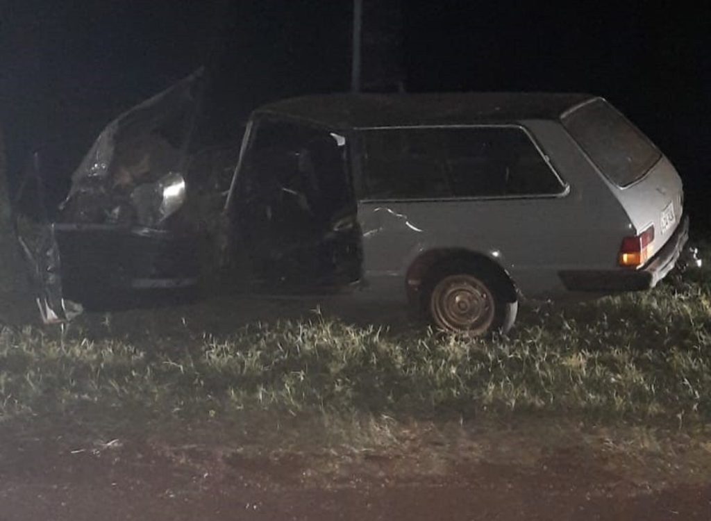 Condutor de Belina de Cascavel fica ferido em colisão com caminhão na PR-180 em Cafelândia