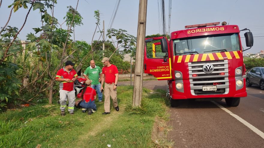 Moto e caminhão se envolvem em colisão na Avenida Brasil e piloto é ‘jogado para o mato’