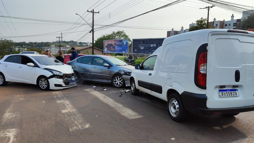 Honda City, Hb20 e Fiorino se envolvem em colisão no Cancelli