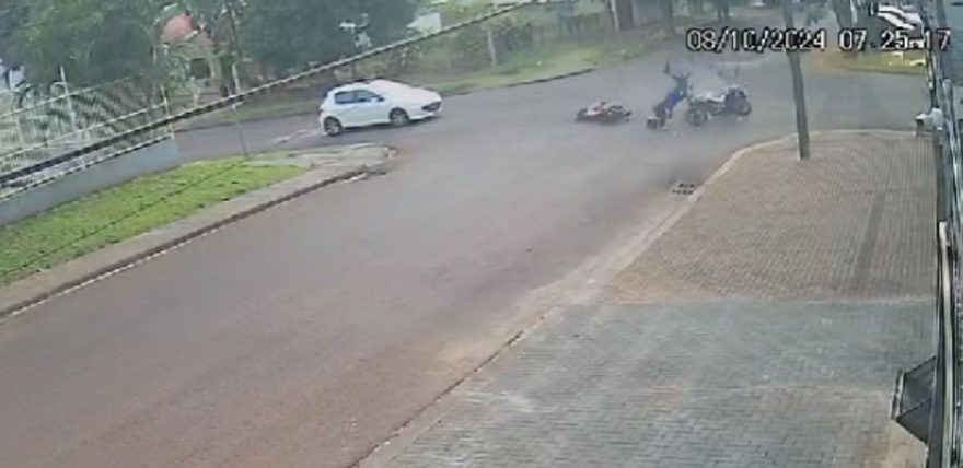 Câmera flagra acidente entre duas motos no Centro