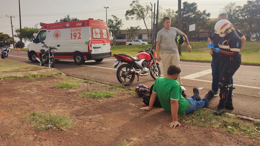 Motociclista é socorrido pelo Samu após acidente na Avenida Barão do Rio Branco