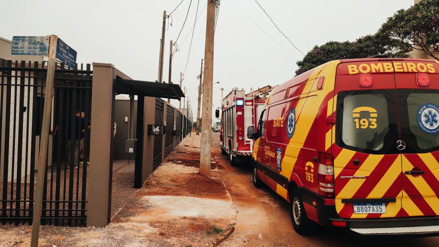 Bombeiros atendem paciente em surto no Bairro Santa Felicidade