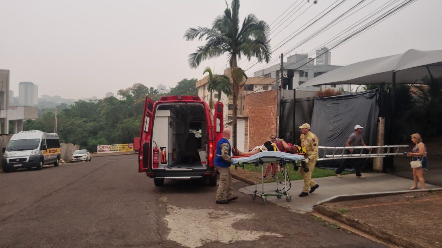 Idoso de 64 anos sofre queda de escada e precisa do atendimento do Siate