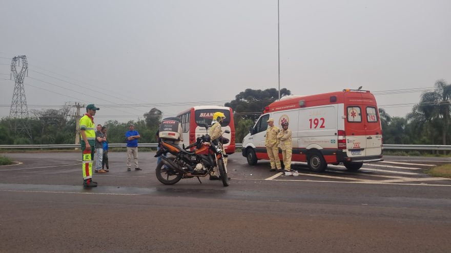 Motociclista fica ferido ao colidir contra ônibus na BR-277, em Cascavel